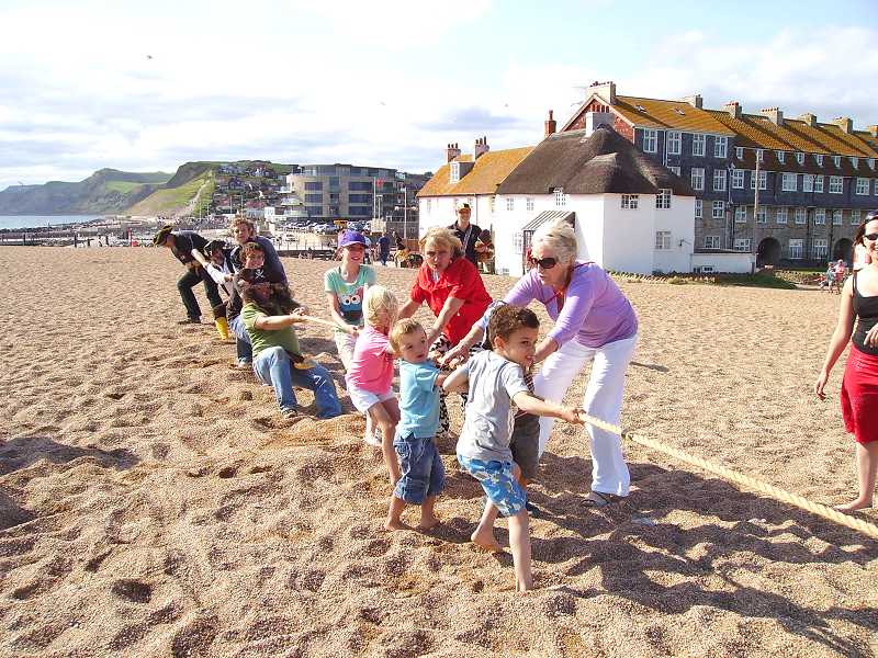 Beach Tug of War, Children joining in